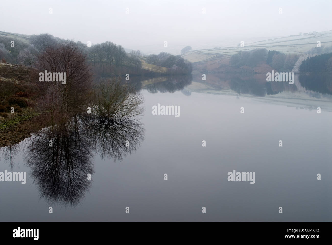 Digley und Heidelbeere Reservoir in den Pennines über Summer Wine Stadt des Holmfirth in West Yorkshire Stockfoto