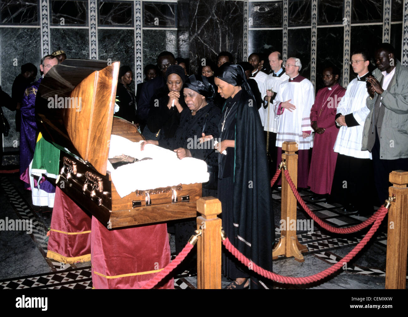 Schließen Sie Familie Jukius Nyerere, Präsident von Tansania zu, stehen Sie seine offenen Sarg in Westminster Cathedral London England UK Stockfoto