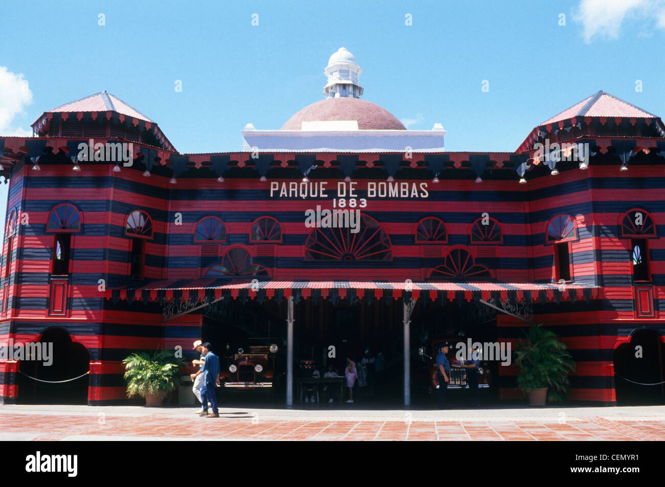 Eine historische Feuerwache mit seiner reich verzierten roten und schwarzen Fassade ist heute ein Museum zu Ehren der Freiwilligen Feuerwehr in Ponce, die 2. größte Stadt in Puerto Rico Stockfoto