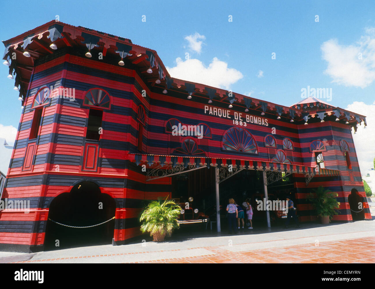 Eine historische Feuerwache mit seiner reich verzierten roten und schwarzen Fassade ist heute ein Museum zu Ehren der Freiwilligen Feuerwehr in Ponce, die 2. größte Stadt in Puerto Rico. Stockfoto