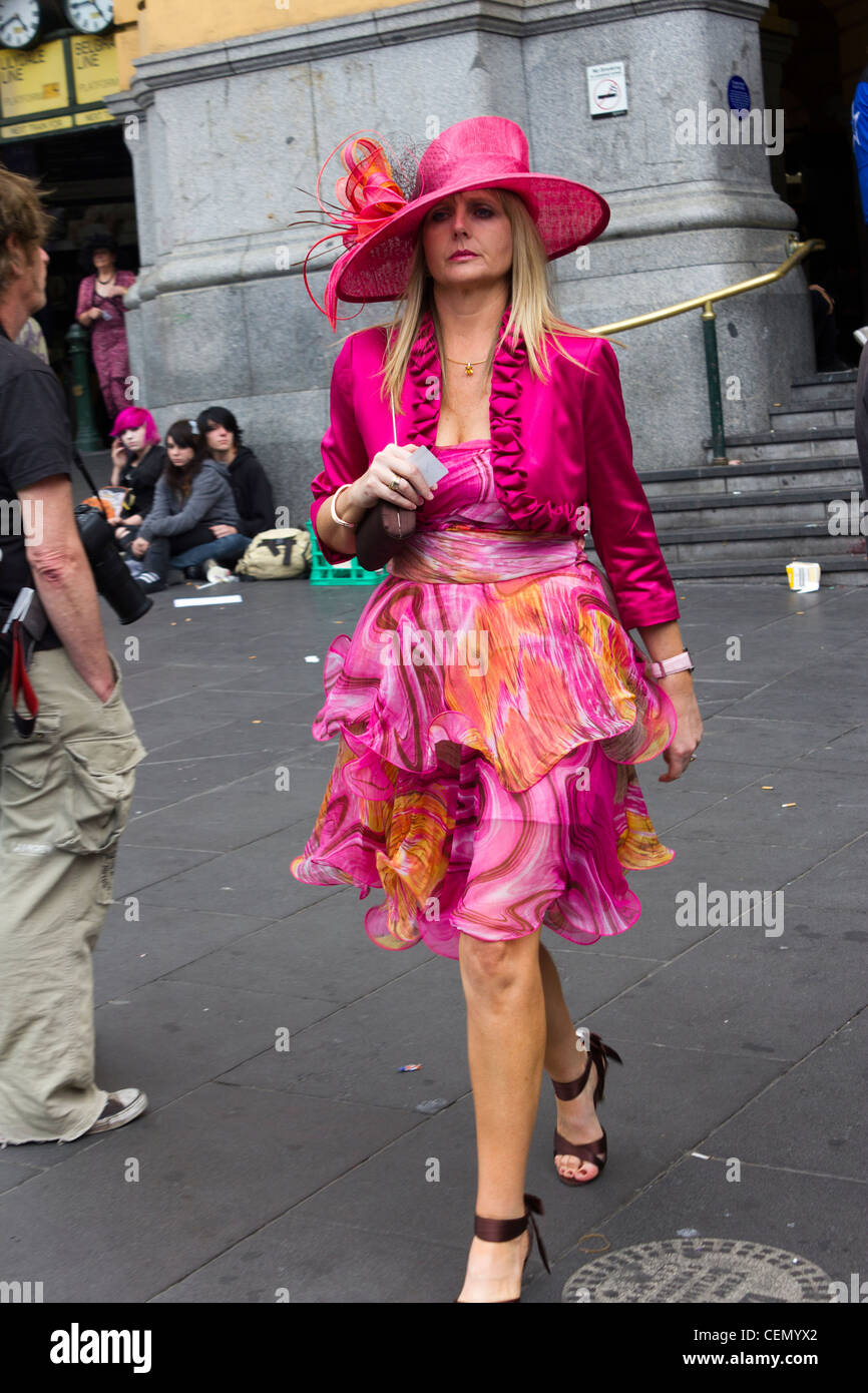 Melbourne Cup Patron Rückkehr aus dem Rennen, Flinders Street Station, Melbourne, Australien, vorbei an punks Stockfoto