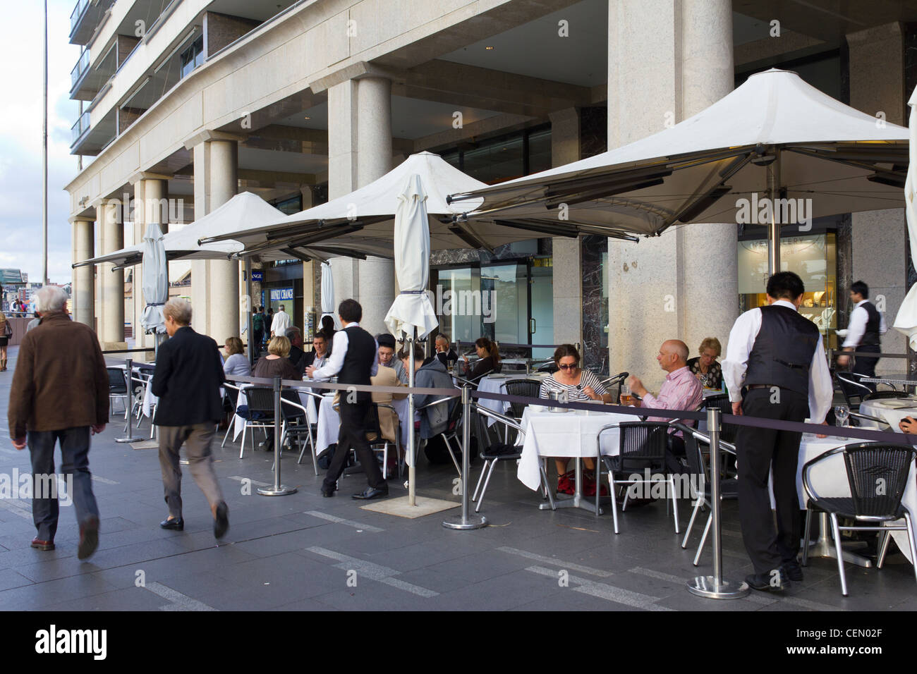 Outdoor-Restaurant in der Nähe von Opera House, Sydney, Australien Stockfoto