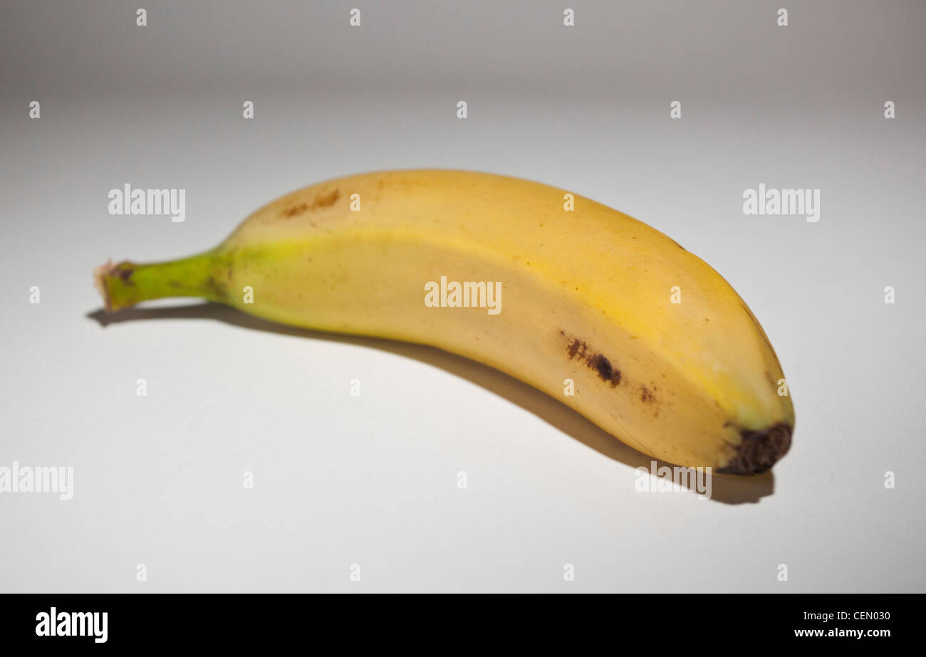 Gelbe Banane auf weißem Hintergrund Stockfoto