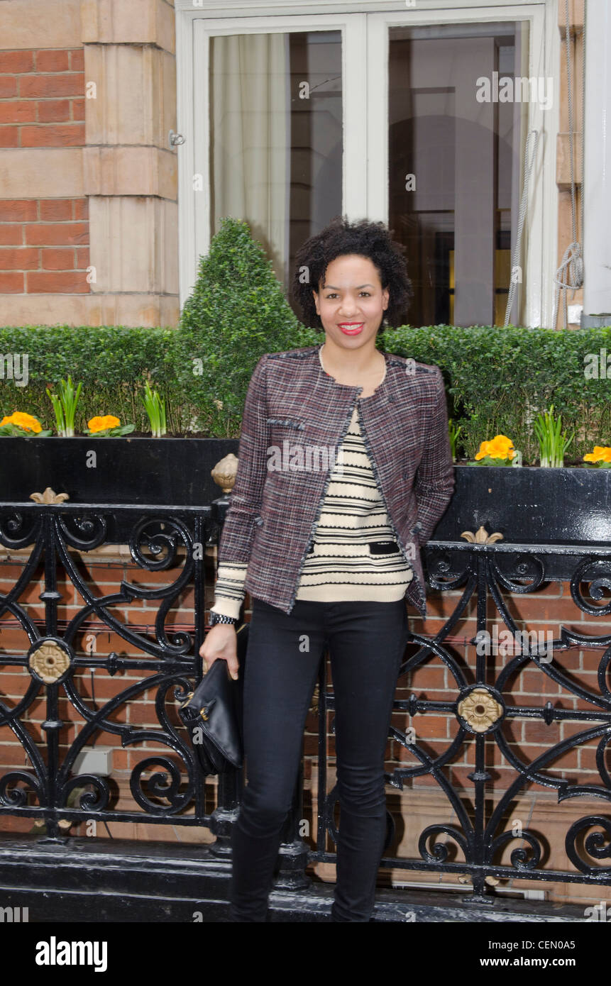 Anna Ogundehin-Moderedakteurin der Elle außerhalb der Stafford Hotel St. James's Place Abreise nach London Fashion Week 2012 Stockfoto