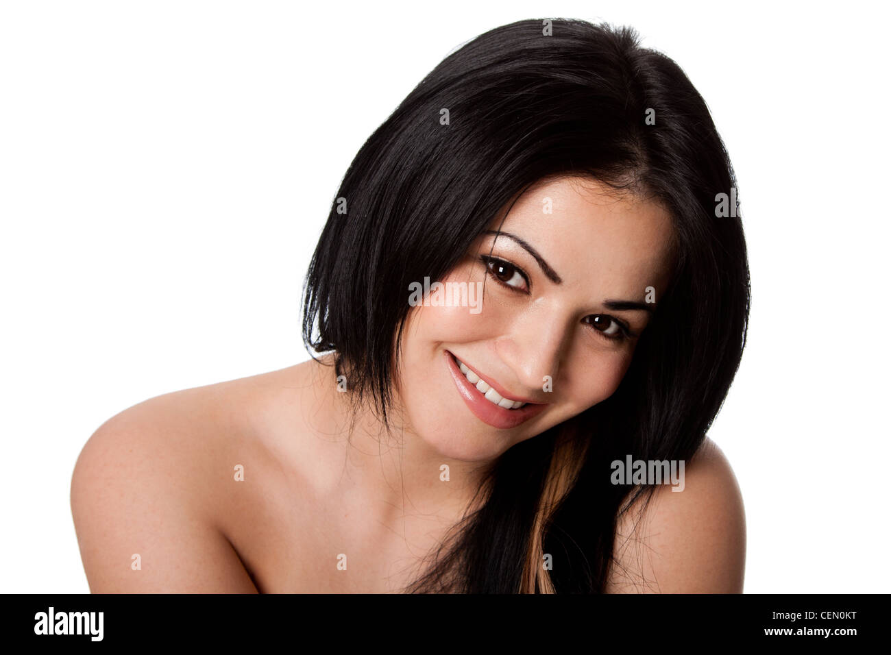 Schöne attraktive glücklich lächelnde junge Frau mit perfekten heller Haut und langen schwarzen Haaren, isoliert. Stockfoto