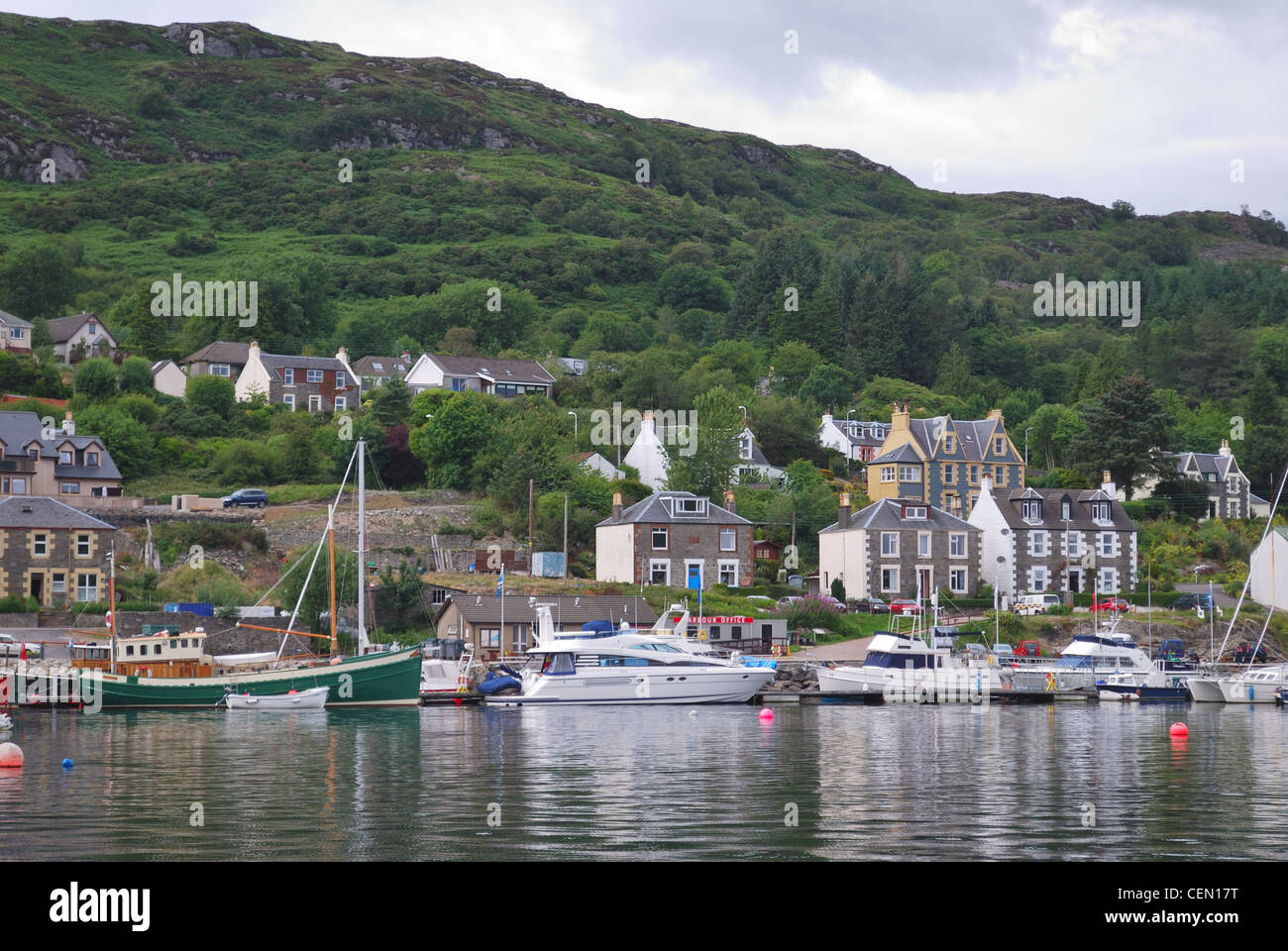 Tarbert, Loch Fyne, Schottland, Bootsliegeplätze im Bereich natürlicher Hafen. Stockfoto