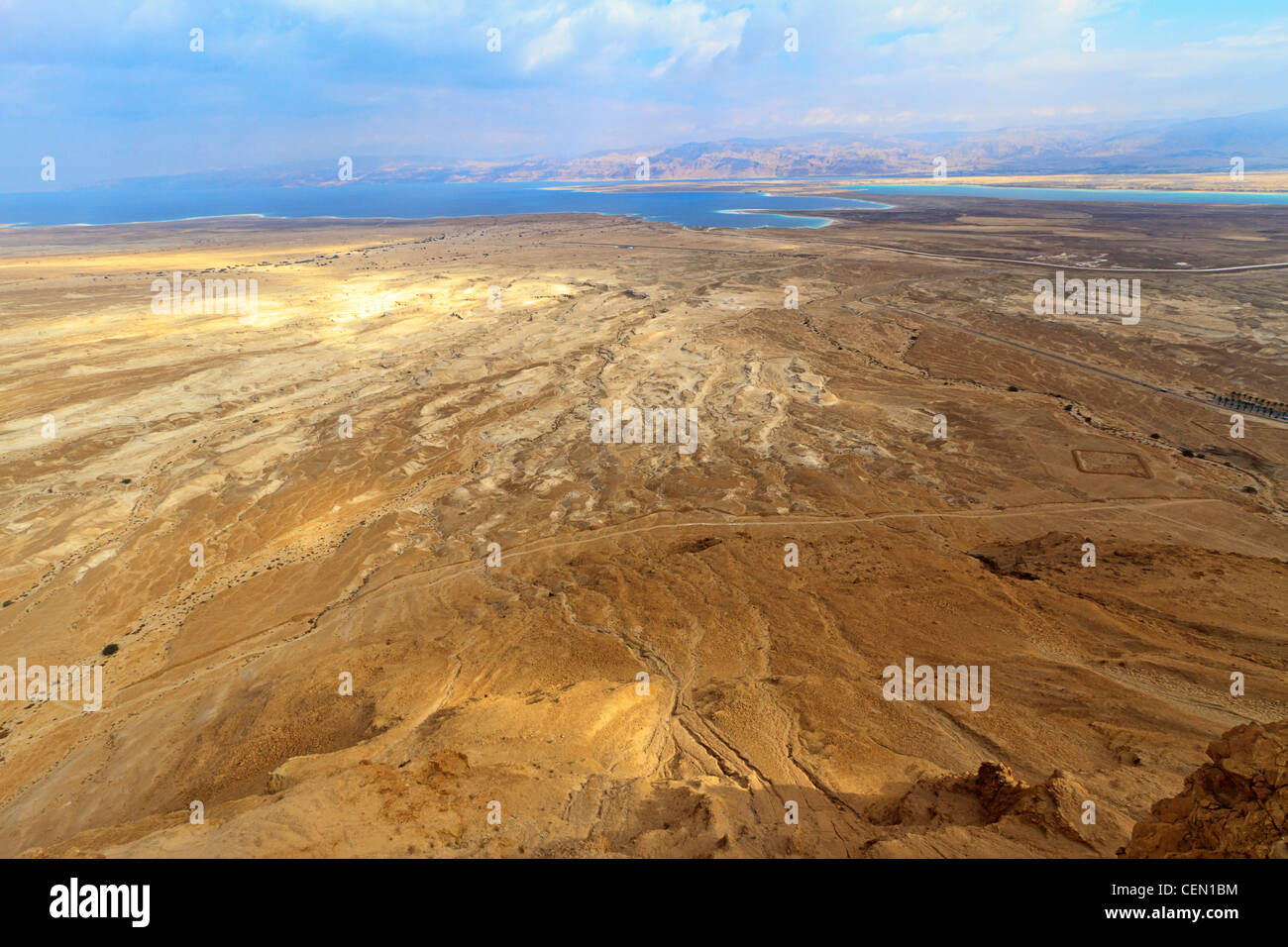 Aussicht auf die umliegenden Land und dem Toten Meer von Masada, eine alte jüdische Festung in die Wüste Israels Stockfoto
