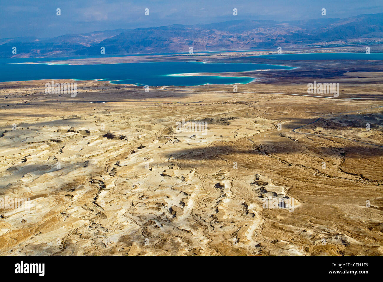 Aussicht auf die umliegenden Land und dem Toten Meer von Masada, eine alte jüdische Festung in die Wüste Israels Stockfoto
