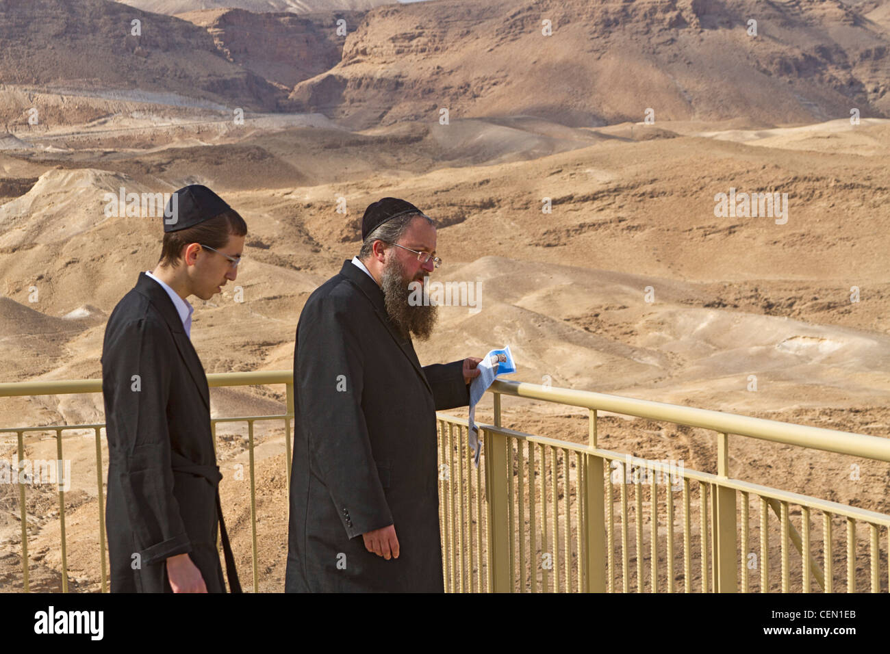 Religiöse jüdische Männer besuchen Masada, alte jüdische Festung in Israel. Stockfoto