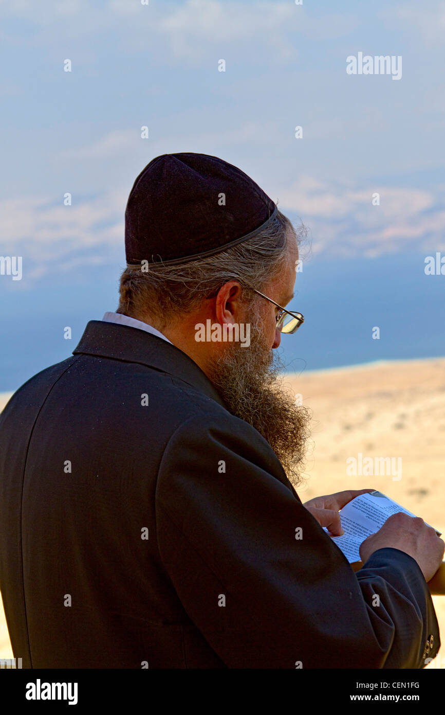 Religiösen jüdischer Mann besucht Masada, alte jüdische Festung in Israel. Stockfoto