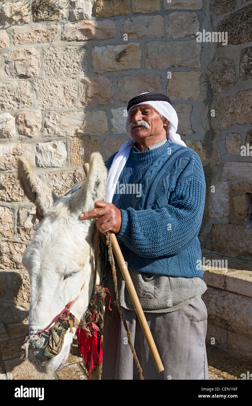 Arabischen Beduinen posiert mit seinem Esel auf dem Ölberg in Jerusalem, Israel. Stockfoto