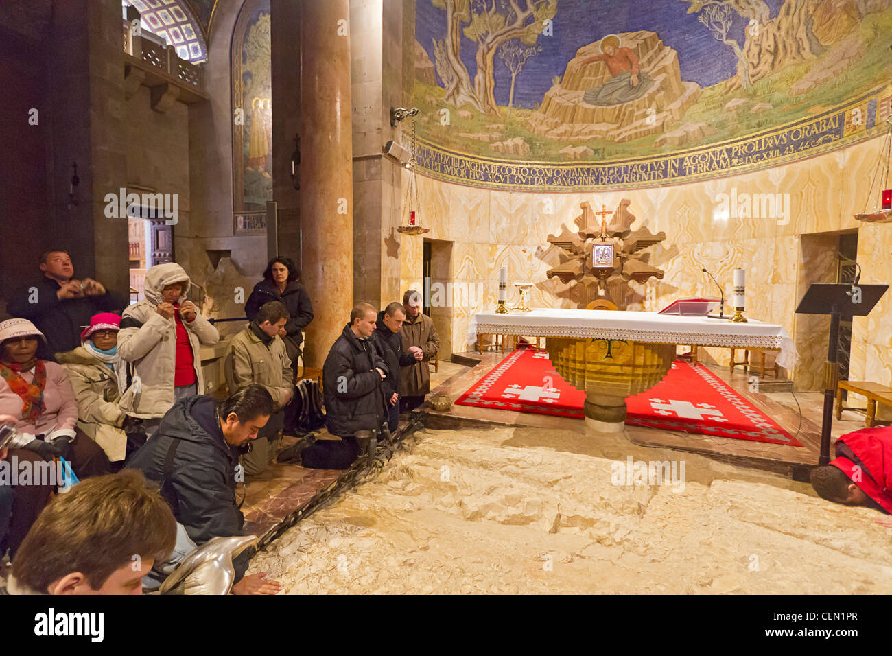Menschen beten am Heiligen Fundament im Inneren der Kirche aller Nationen, oder die Kirche oder die Basilika der Agonie, in Jerusalem Stockfoto