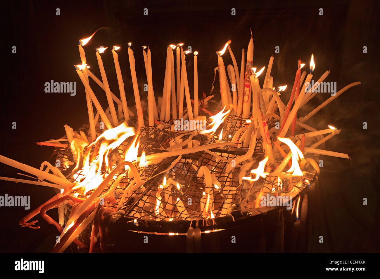 Gläubige Christen Kerzen in der Kirche des Heiligen Grabes, in der alten Stadt von Jerusalem, Israel. Stockfoto