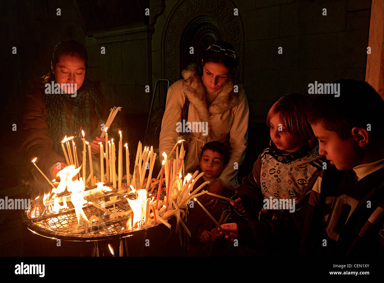 Gläubige Christen Kerzen in der Kirche des Heiligen Grabes, in der alten Stadt von Jerusalem, Israel. Stockfoto