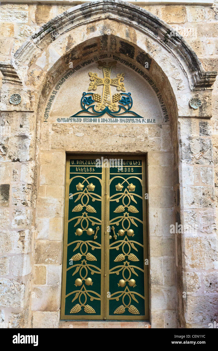Ein Fenster in der Wand der Kirche des Heiligen Grabes, in der alten Stadt von Jerusalem, Israel. Stockfoto