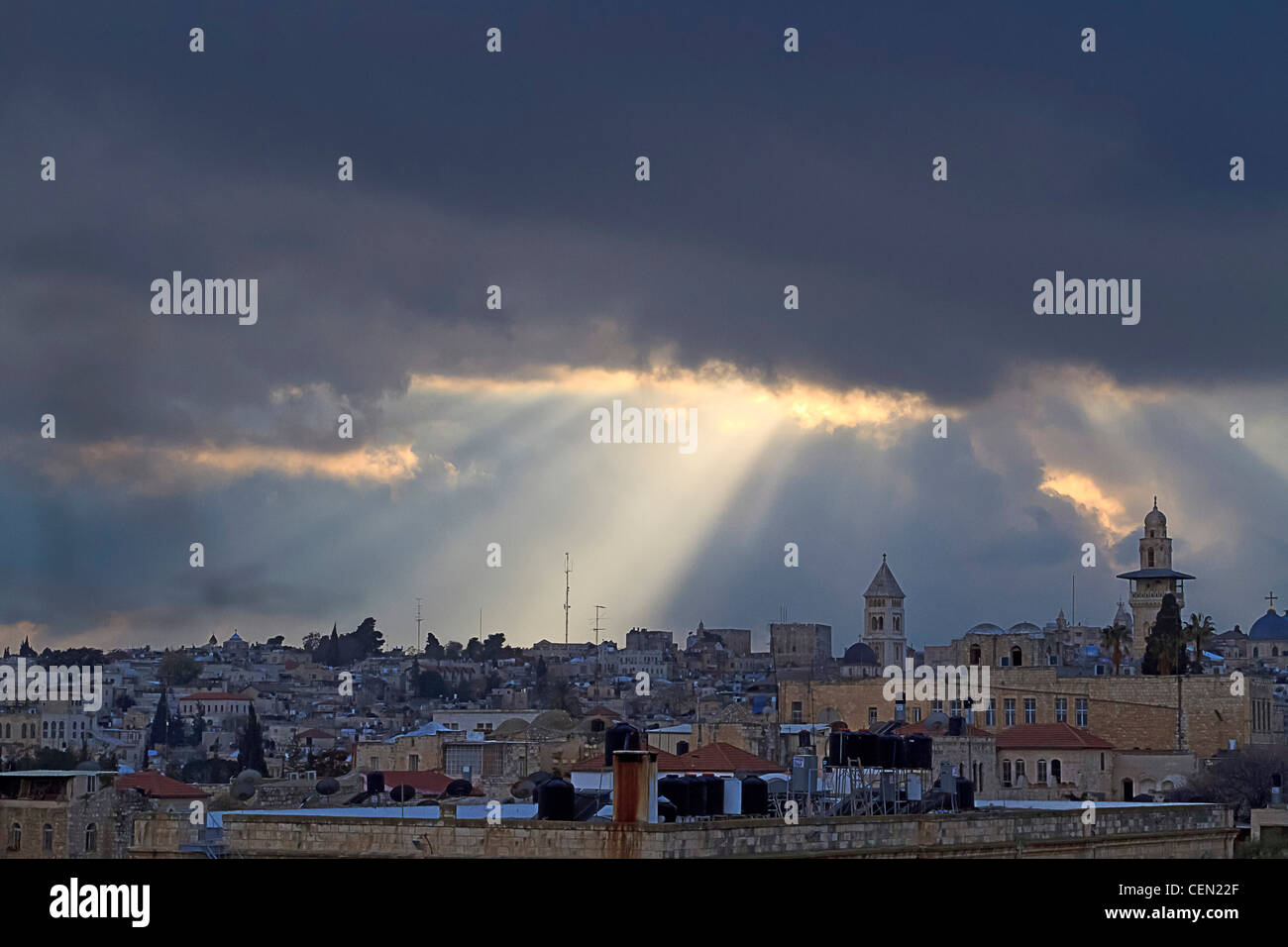 Blick von der Stadtmauer, die Mauer, die die Altstadt Jerusalem in Israel, der alten Stadt bei Sonnenuntergang mit Wellen von Licht umgibt Stockfoto