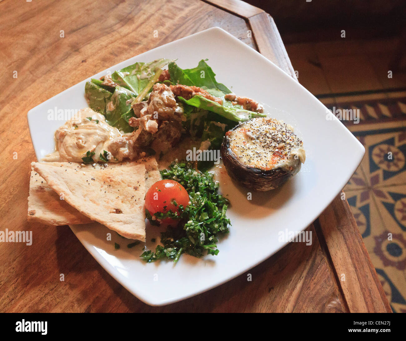 Platte des Nahen Ostens Lebensmittel mit pikanter Dip, Hähnchen, Zwiebeln, Fladenbrot, gefüllte Champignons, Teaneck Stockfoto
