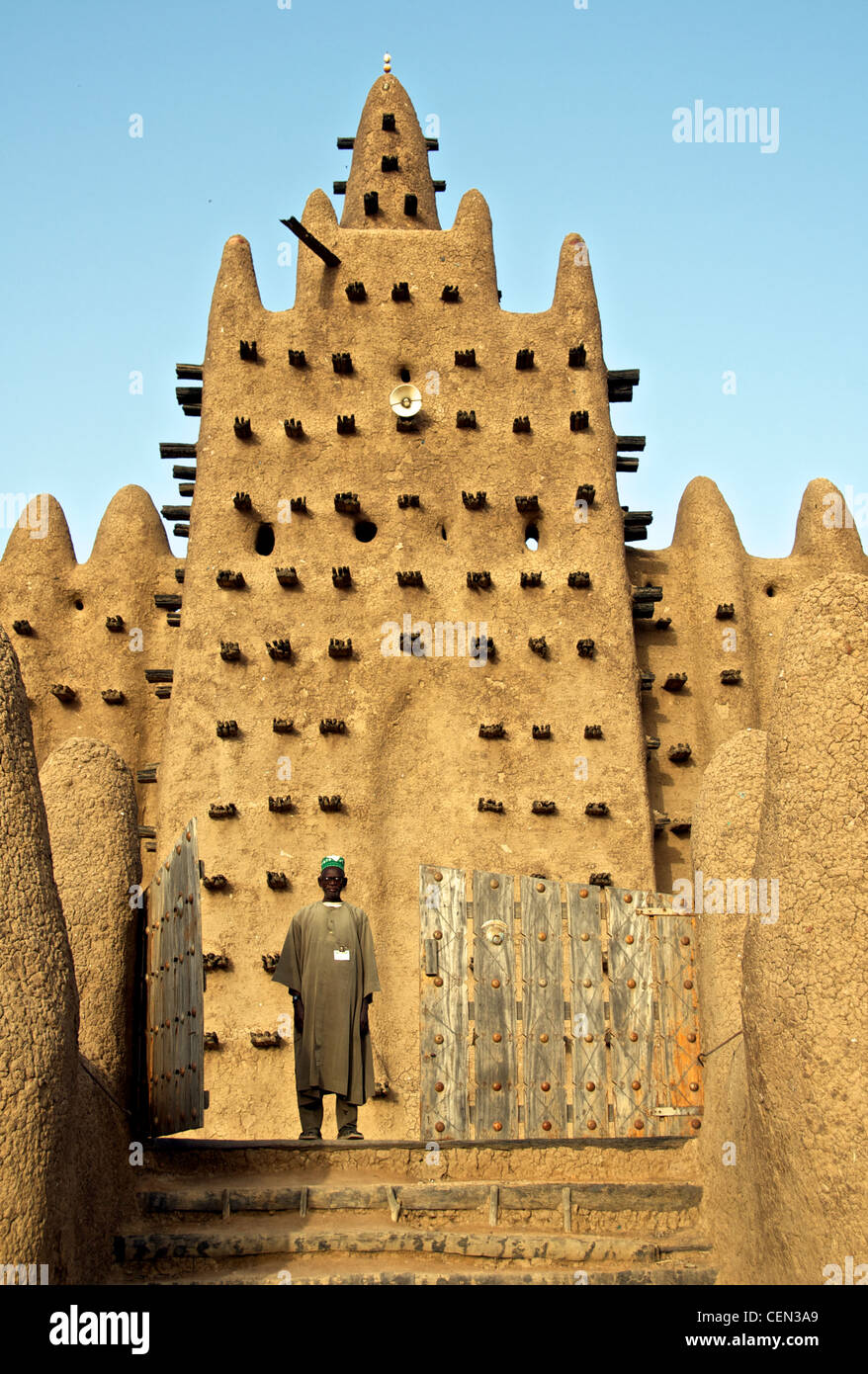 Ein Mann steht vor der großen Moschee von Djenné in Djenne, Mali. Stockfoto