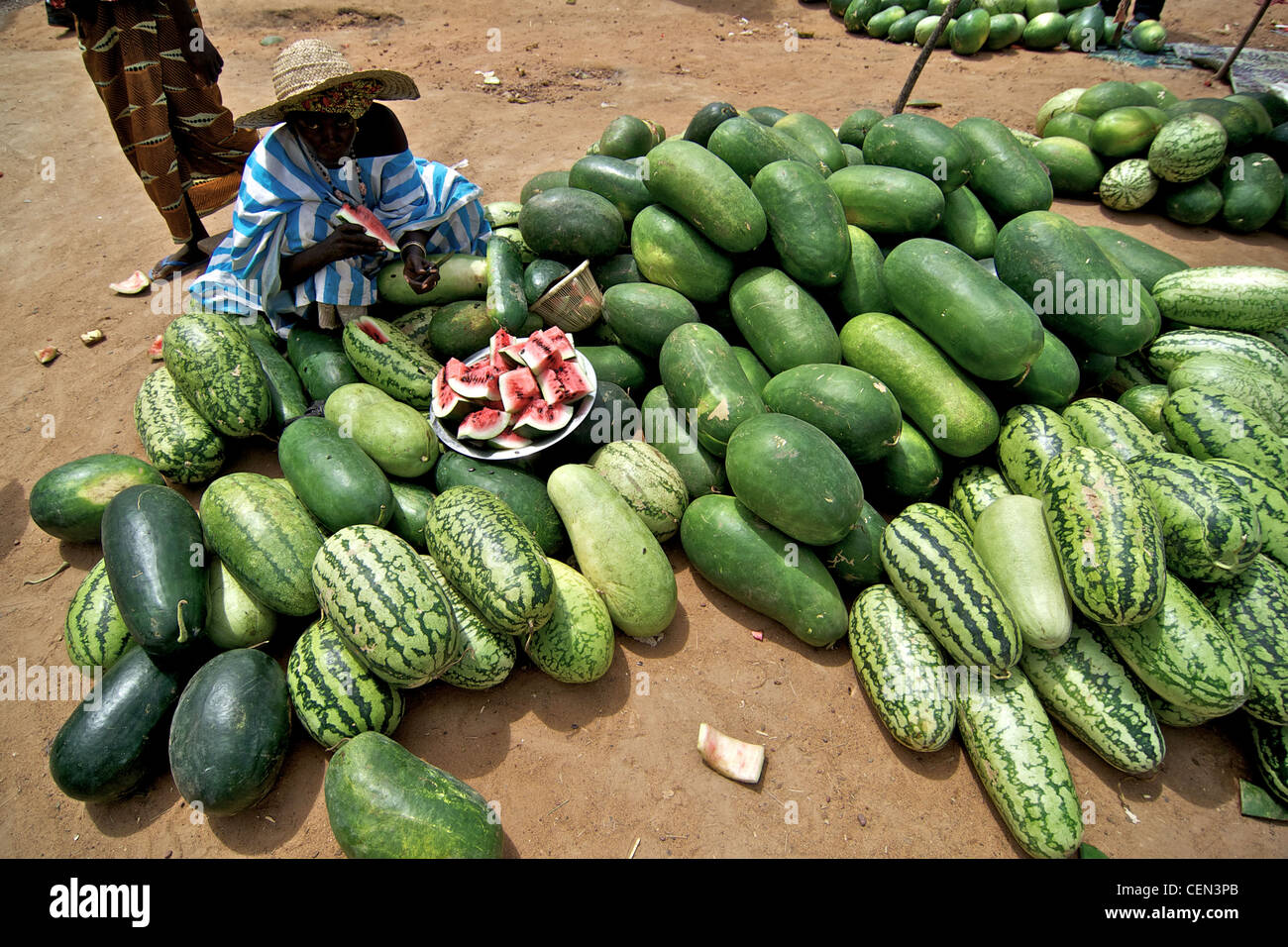 Eine Frau verkauft Wassermelonen auf einem Markt in Djenne, Mali. Stockfoto