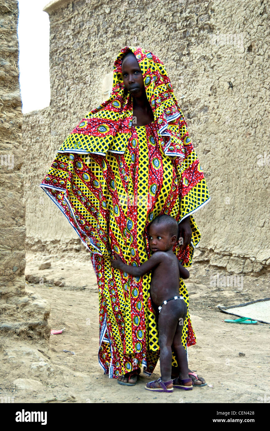 Eine schwangere Mutter mit ihrem Kind in Mopti, Mali. Stockfoto