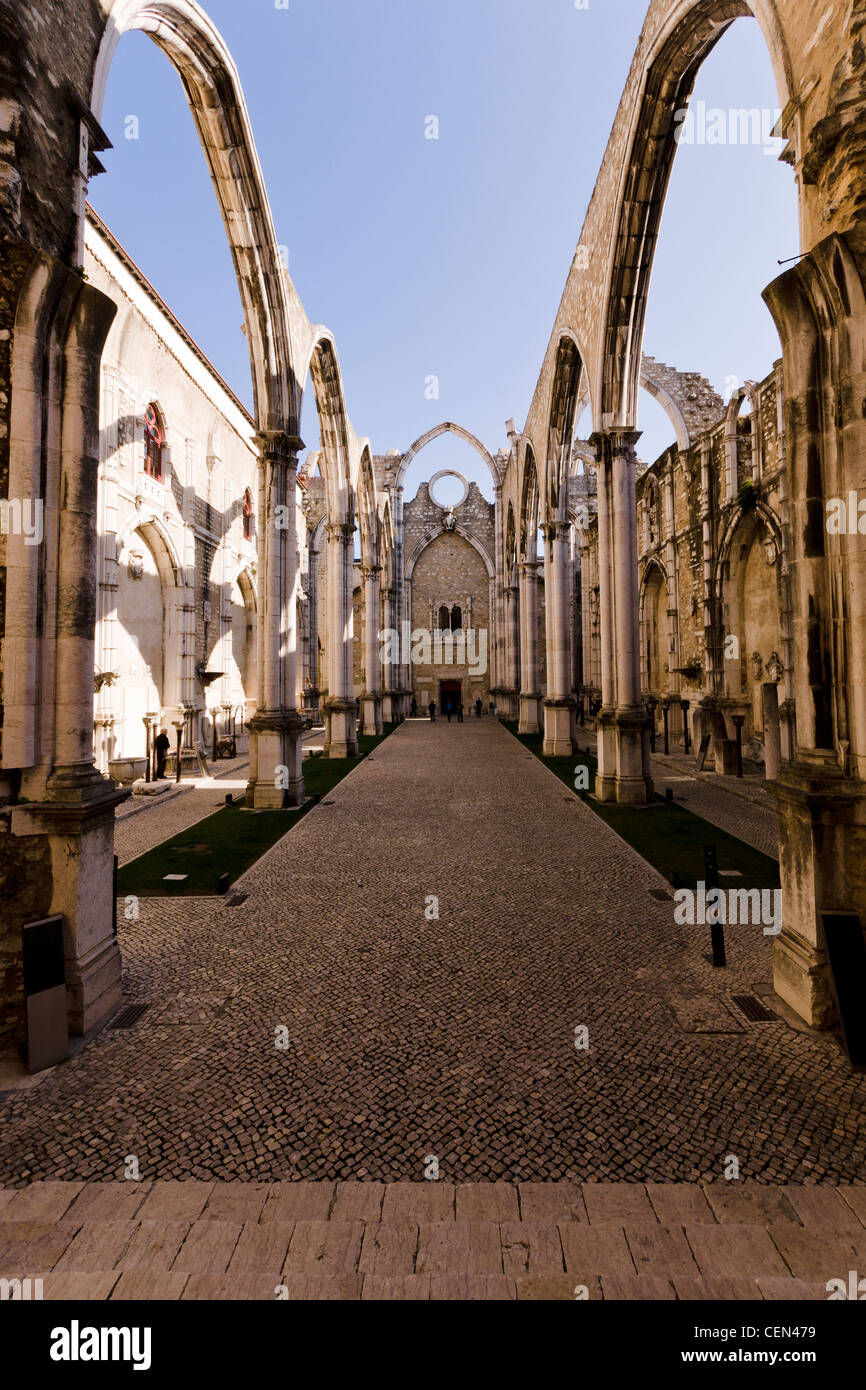 Convento do Carmo, einem mittelalterlichen Kloster, in dem Erdbeben von 1755 zerstört. Lissabon, Portugal. Stockfoto