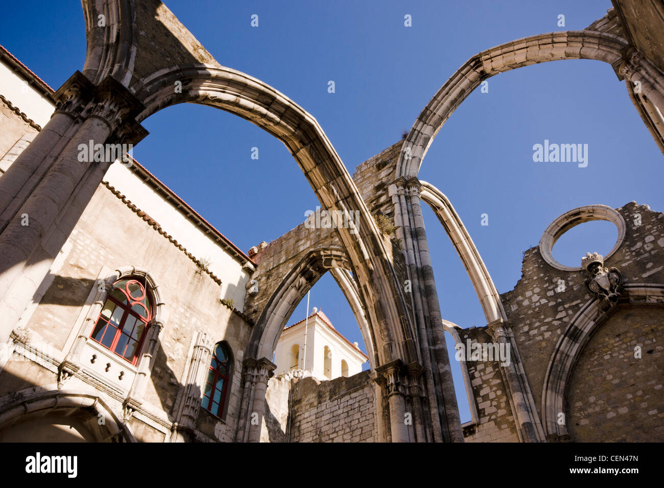 Convento do Carmo, einem mittelalterlichen Kloster, in dem Erdbeben von 1755 zerstört. Lissabon, Portugal. Stockfoto