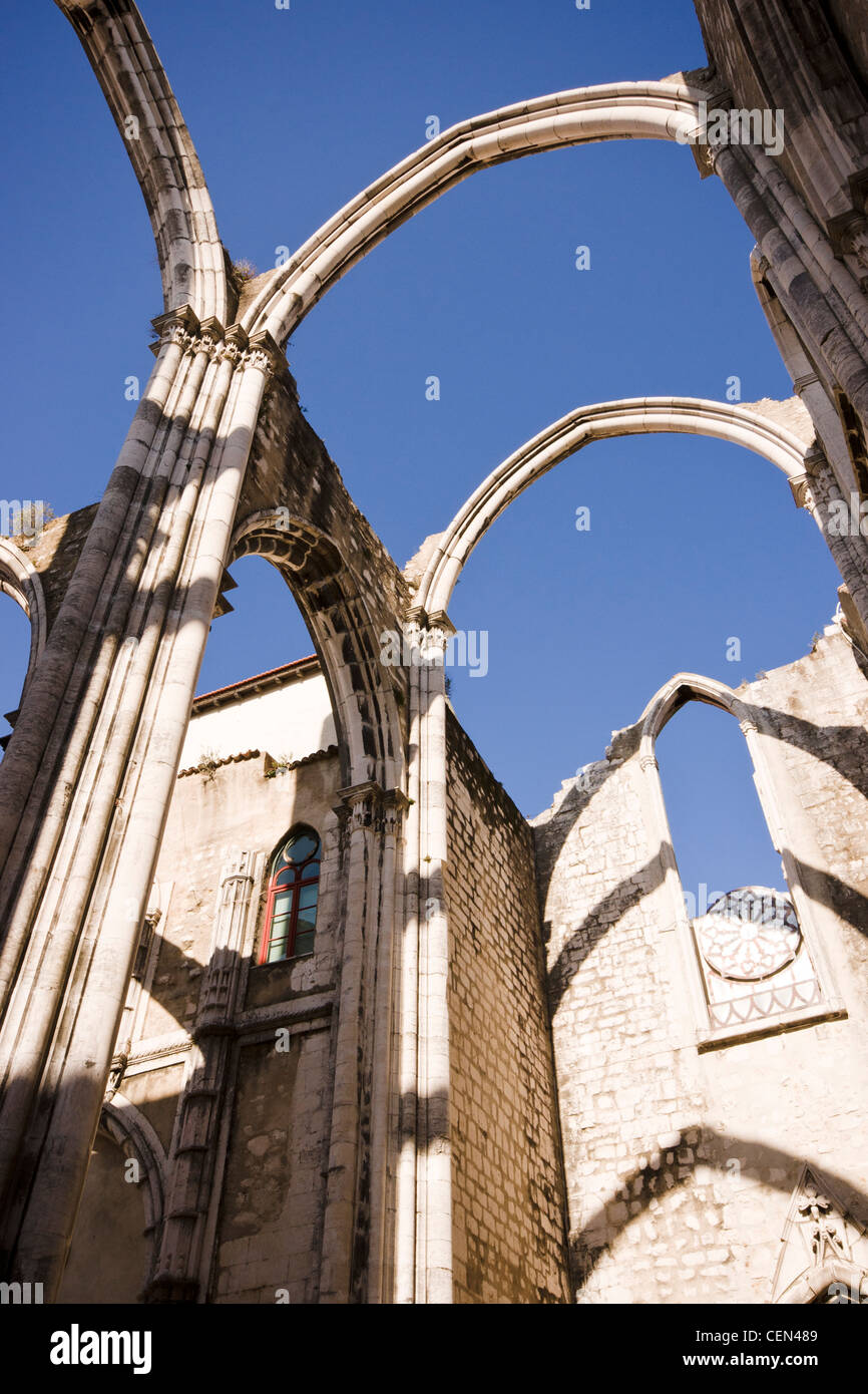 Convento do Carmo, einem mittelalterlichen Kloster, in dem Erdbeben von 1755 zerstört. Lissabon, Portugal. Stockfoto