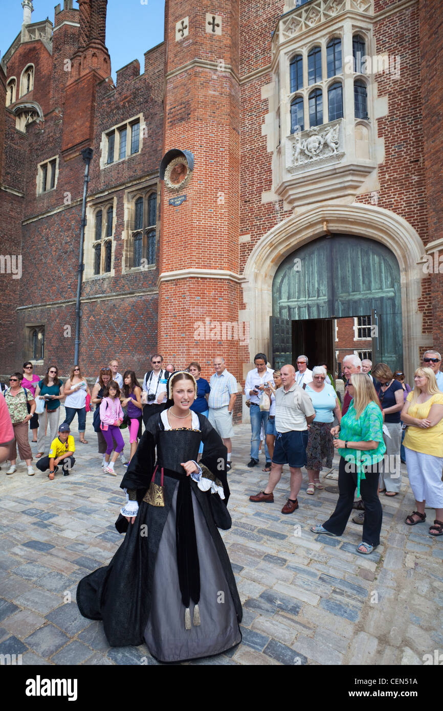 England, London, Hampton Court Palace, Frauen in historischen Kostümen Stockfoto