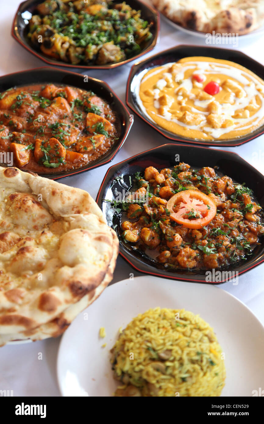 Gerichte, frisch zubereitet in einem indischen Restaurant in England Stockfoto