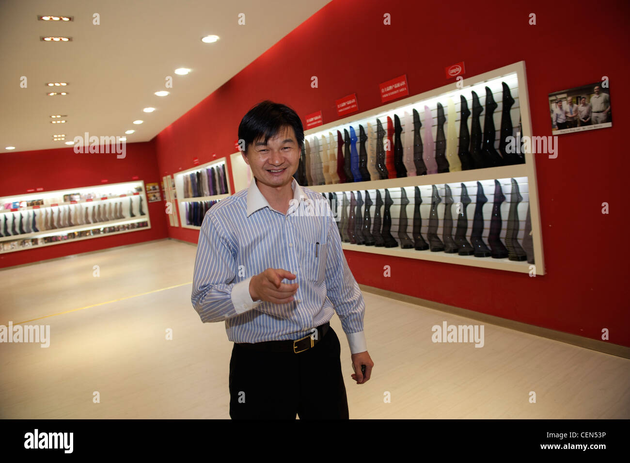 Weng Rongdi, Vorsitzender der Langsha Group, Spaziergänge in Langshas Produkt Showroom in Yiwu, Zhejiang Provinz, China. 7. November 2011 Stockfoto