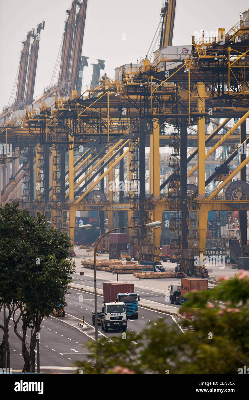 Ein Blick auf die Geraetetraeger am Hafen von Singapur Stockfoto