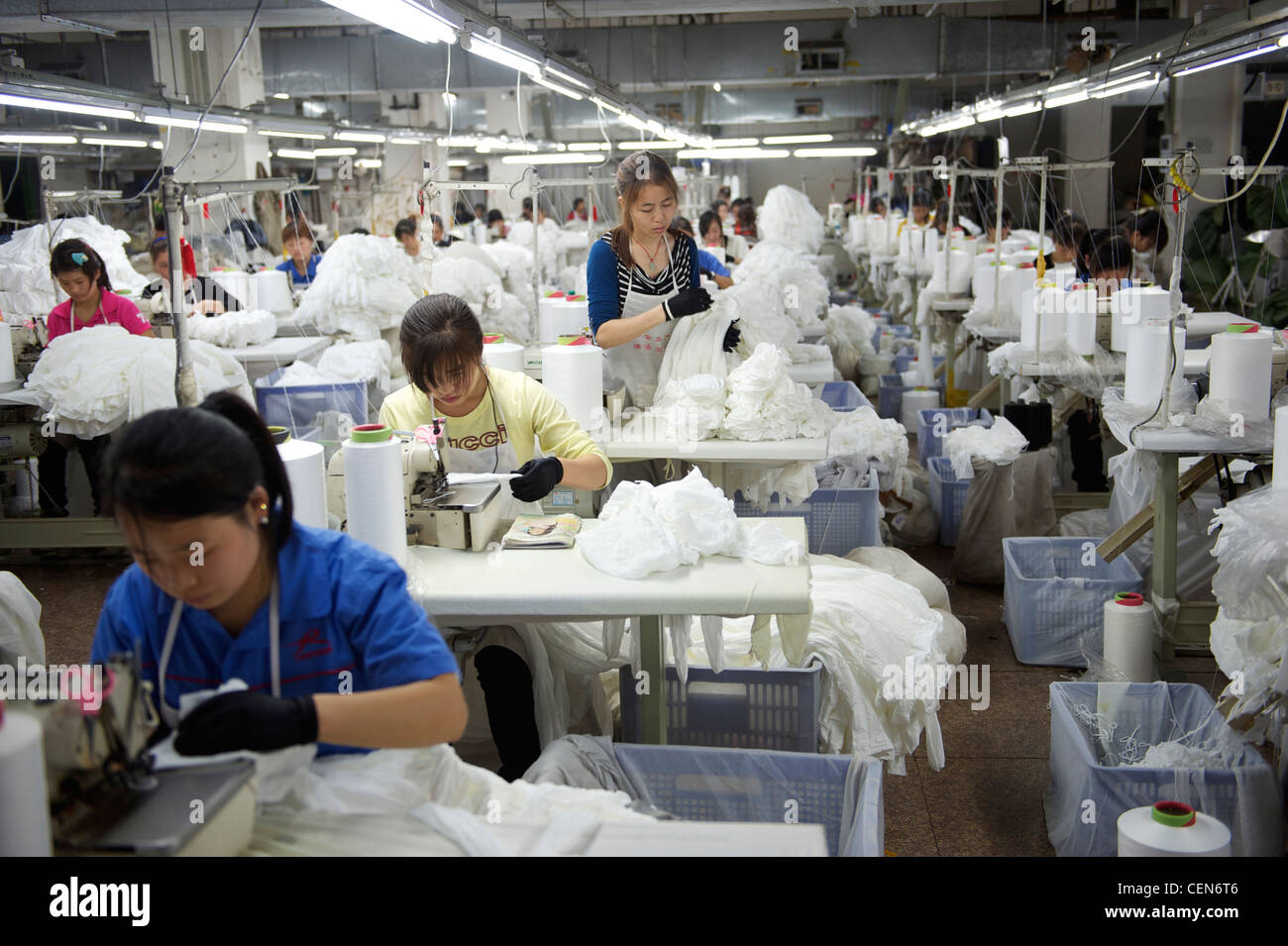 Werkhalle der Langsha Gruppe, Land der größte Hersteller von Socken und Strümpfe in Yiwu, Zhejiang, China.  7. November 2011 Stockfoto