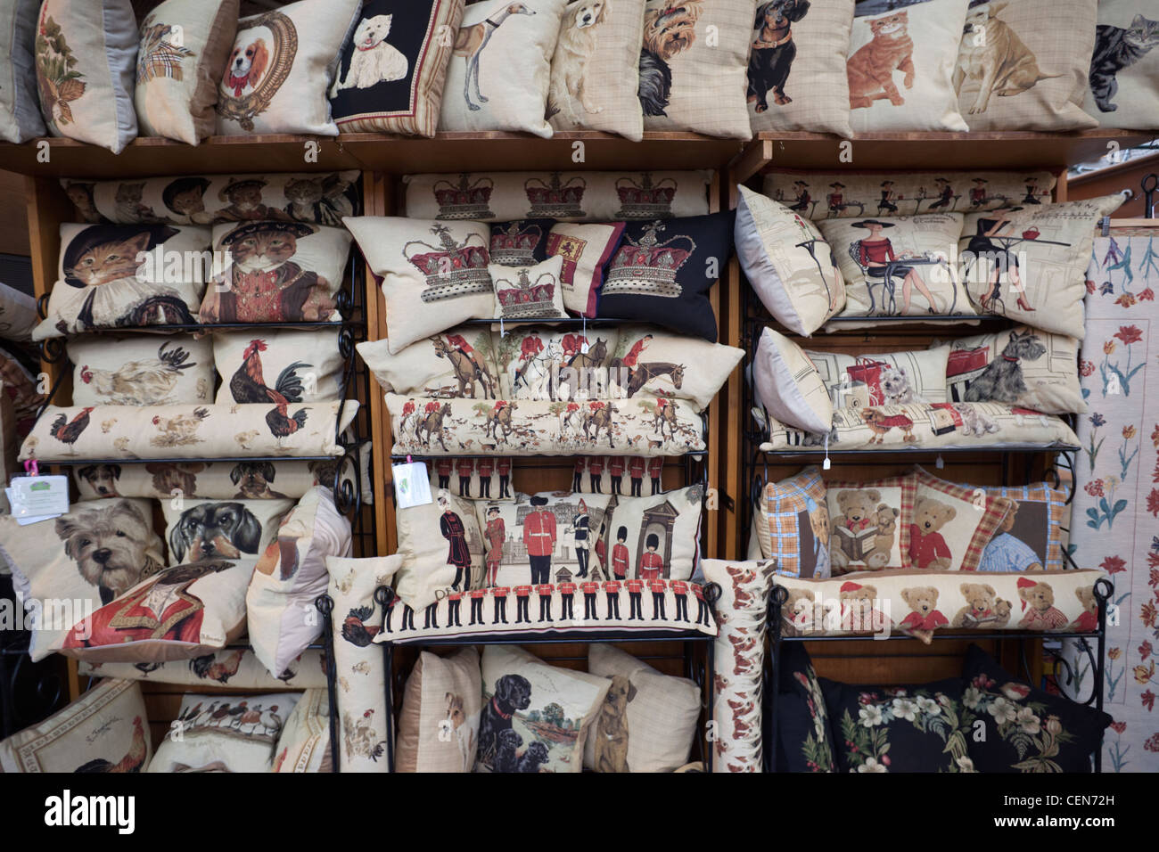 England, Berkshire, Einkaufen Stall Display in Windsor Royal Shopping Arcade Stockfoto