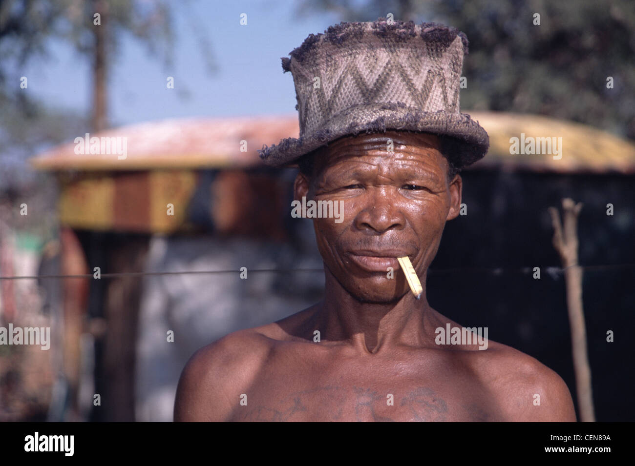Namibische Mann mit dem Hut Rauchen in Khorixas, Kunene-Region, Namibia Stockfoto