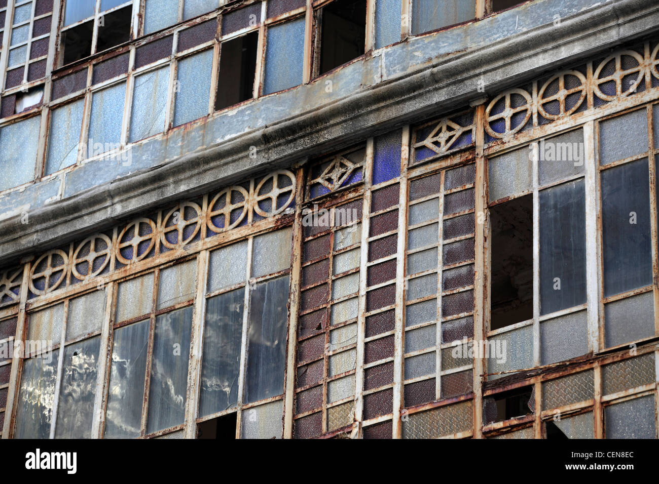 Heruntergekommen Sie, 20er Jahre Architektur Architektur Fensterdetail, Kino, Lissabon, Portugal Stockfoto