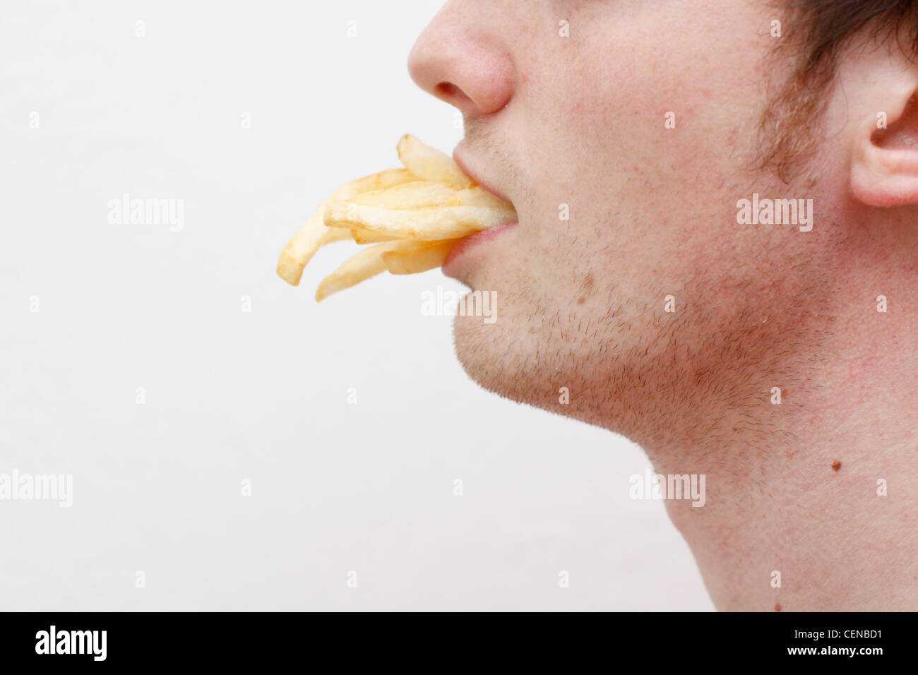 Ein Mann voller Pommes frites Stockfoto