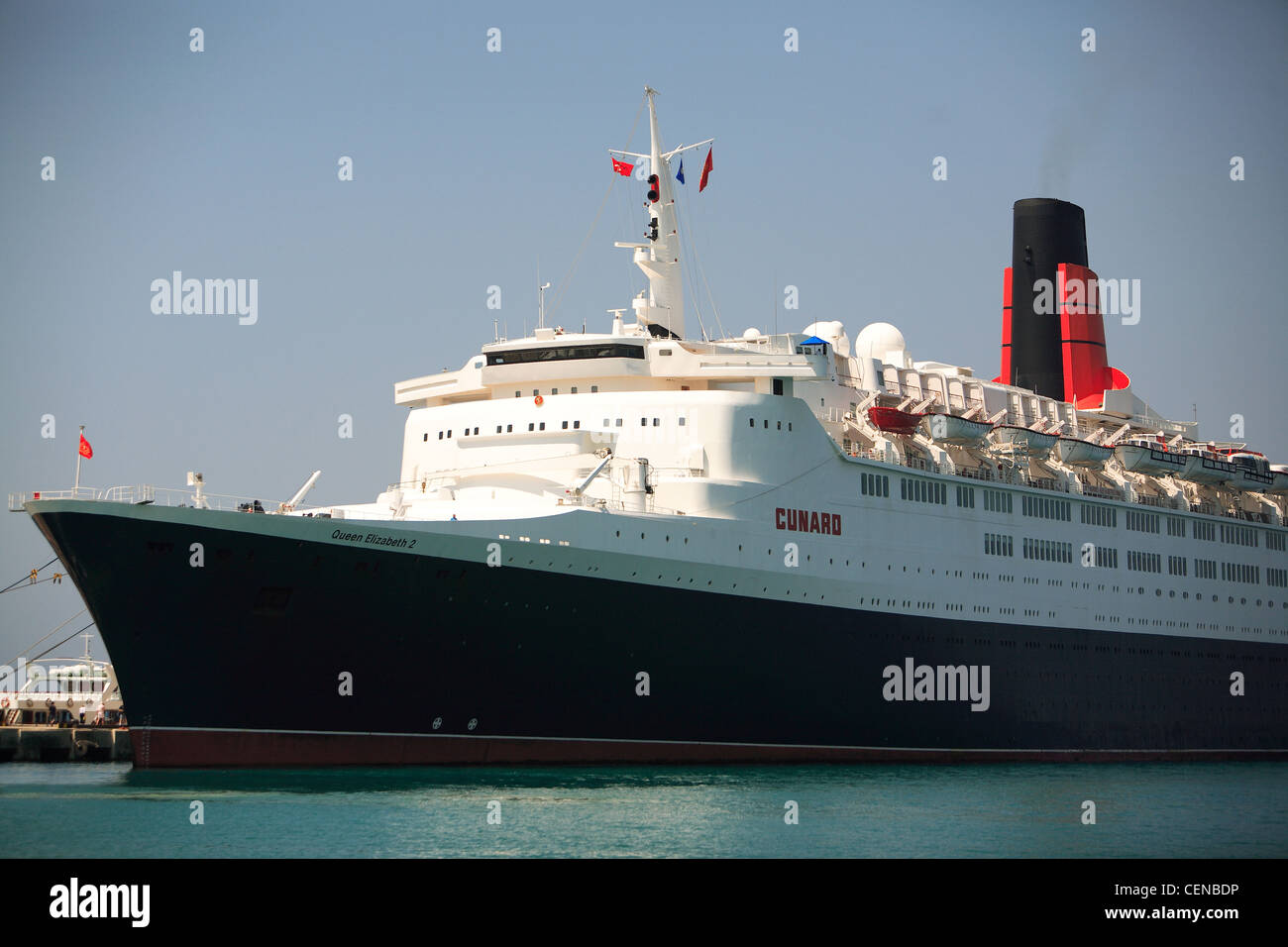 RMS Queen Elizabeth 2. QE2. Neben Liegeplatz am Kusadasi, Türkei Stockfoto RMS Queen Elizabeth 2. QE2. Neben Liegeplatz am Kusadasi, Türkei Stockfoto