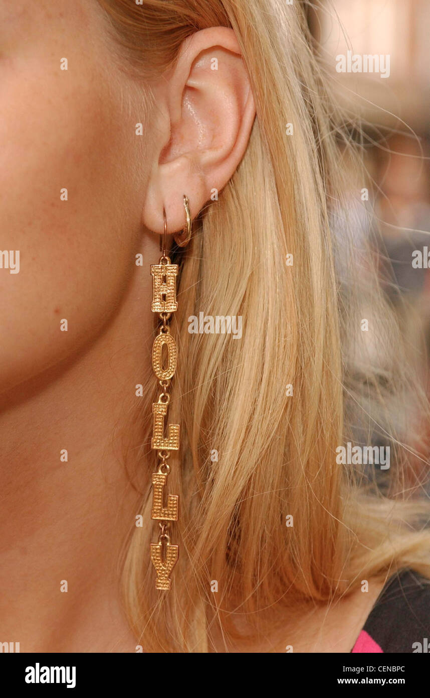 B London Street Fashion abgeschnitten Frau mit langen blonden Haaren tragen große Gold Holly Ohrring Stockfoto