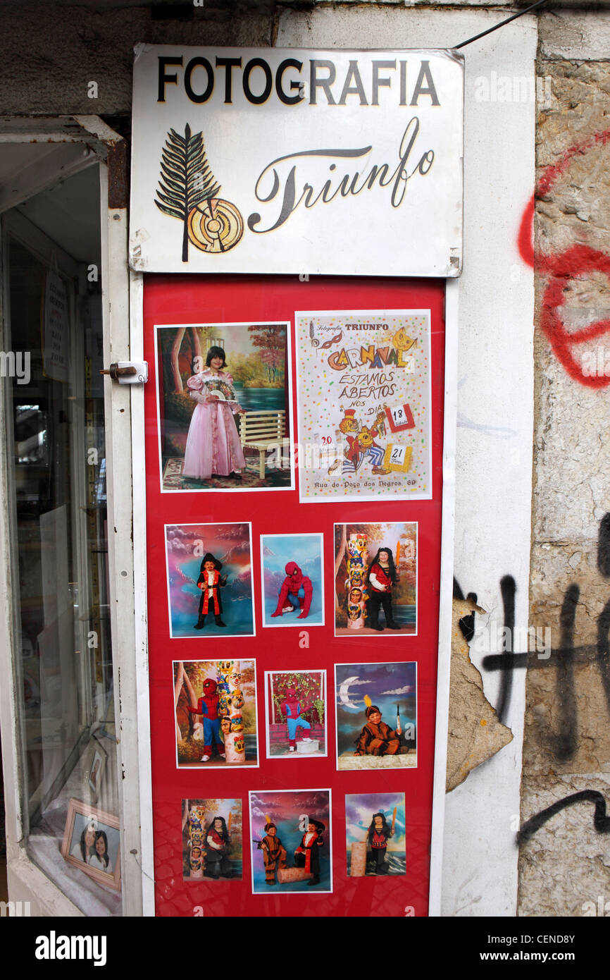 Fotos auf dem Display außerhalb von einem Fotografen Studio, Lissabon, Portugal Stockfoto