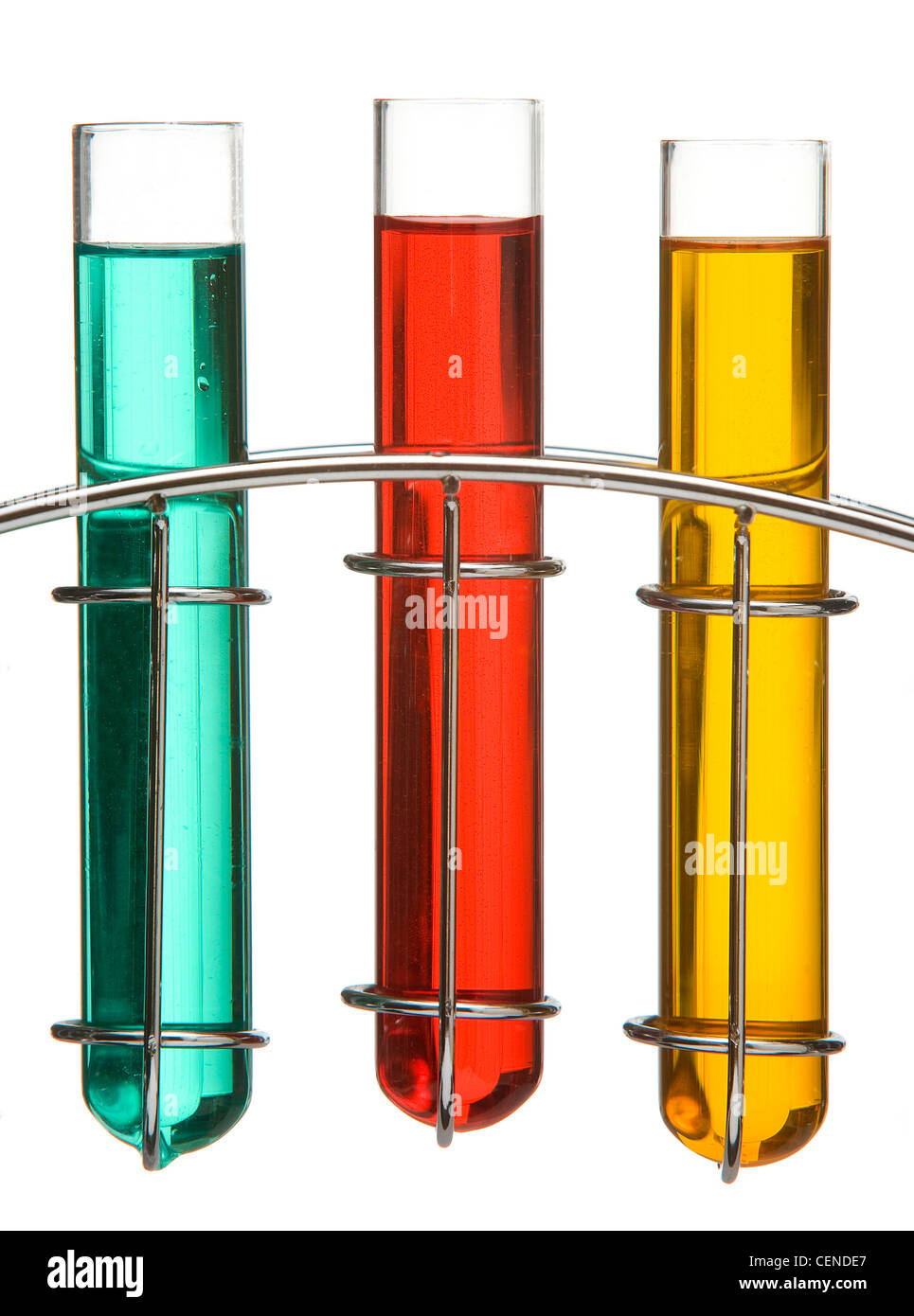 Generische blaue, rote und gelbe Flüssigkeit im Glas Reagenzgläser in einem Chrom-Gestell Stockfoto