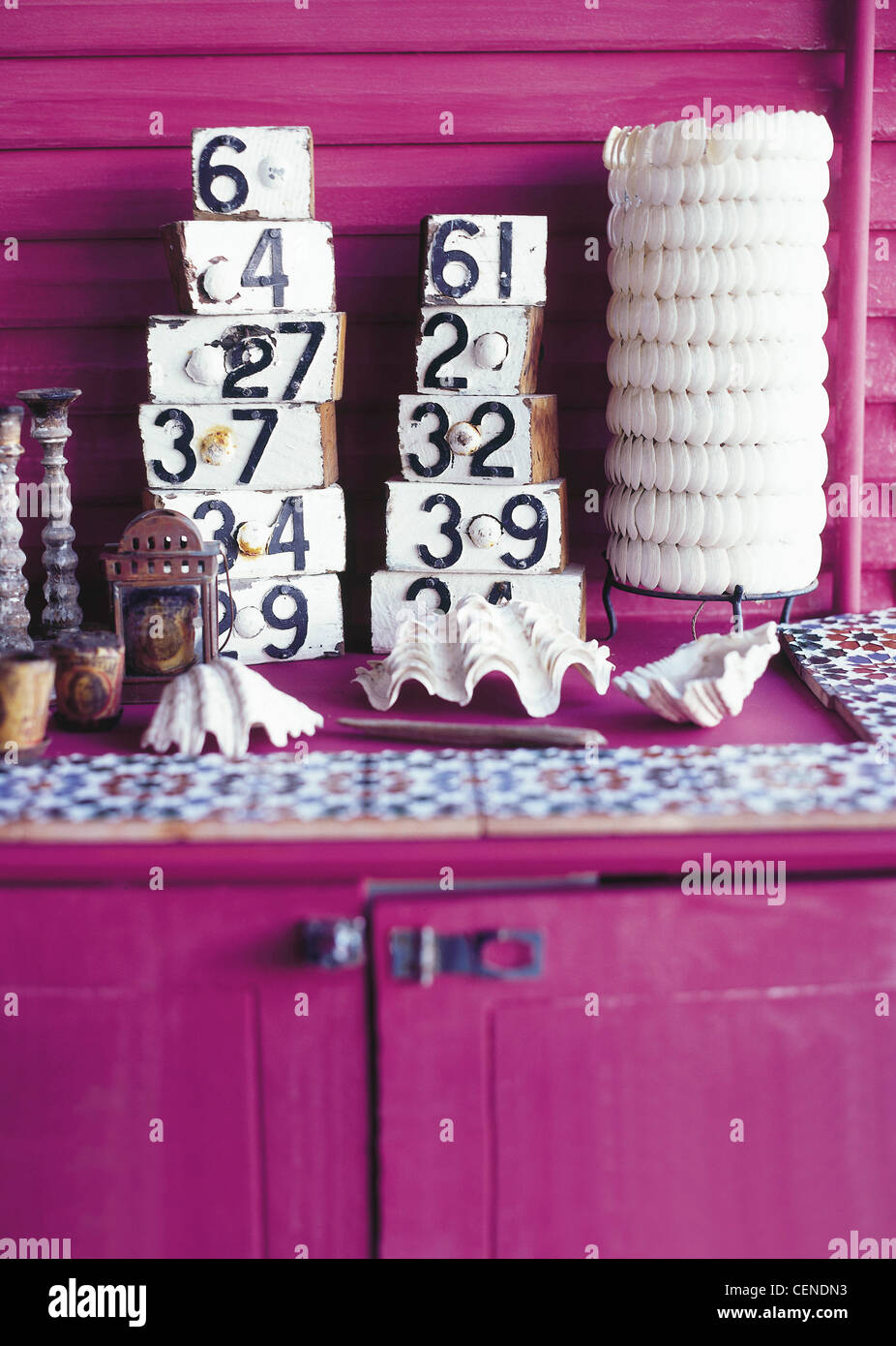 Spielen auf Petes Peter Lewis bunte Strand Newport Wochenende nach Hause hell rosa Schrank weiß, braun und blau gemusterte Fliesen Stockfoto