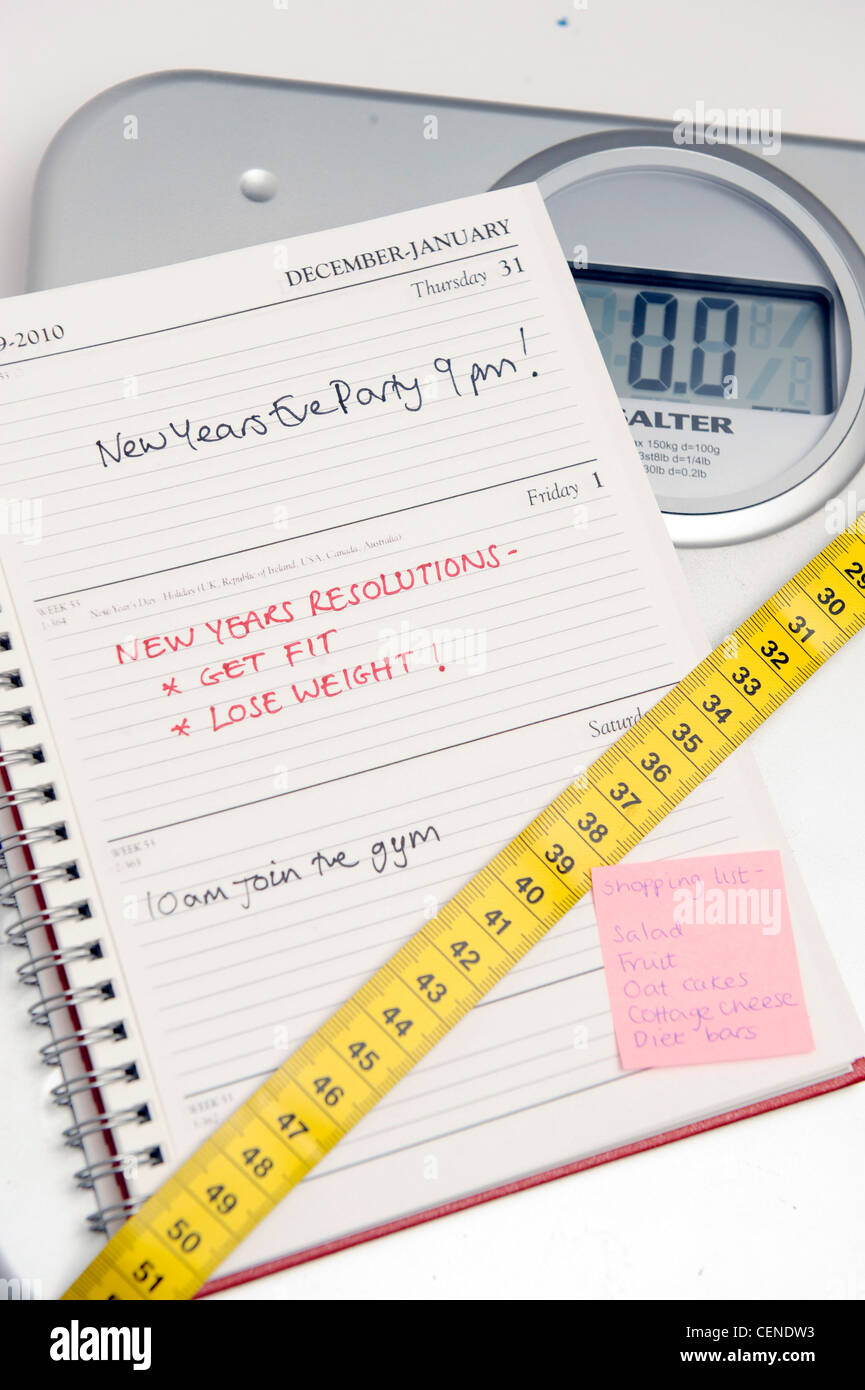 Ein Stillleben Bild eines Tagebuchs auf wiegen Maschine Plansthe New Years Eve Party und New Years Resolutionen zu den Fitness-Studio Stockfoto