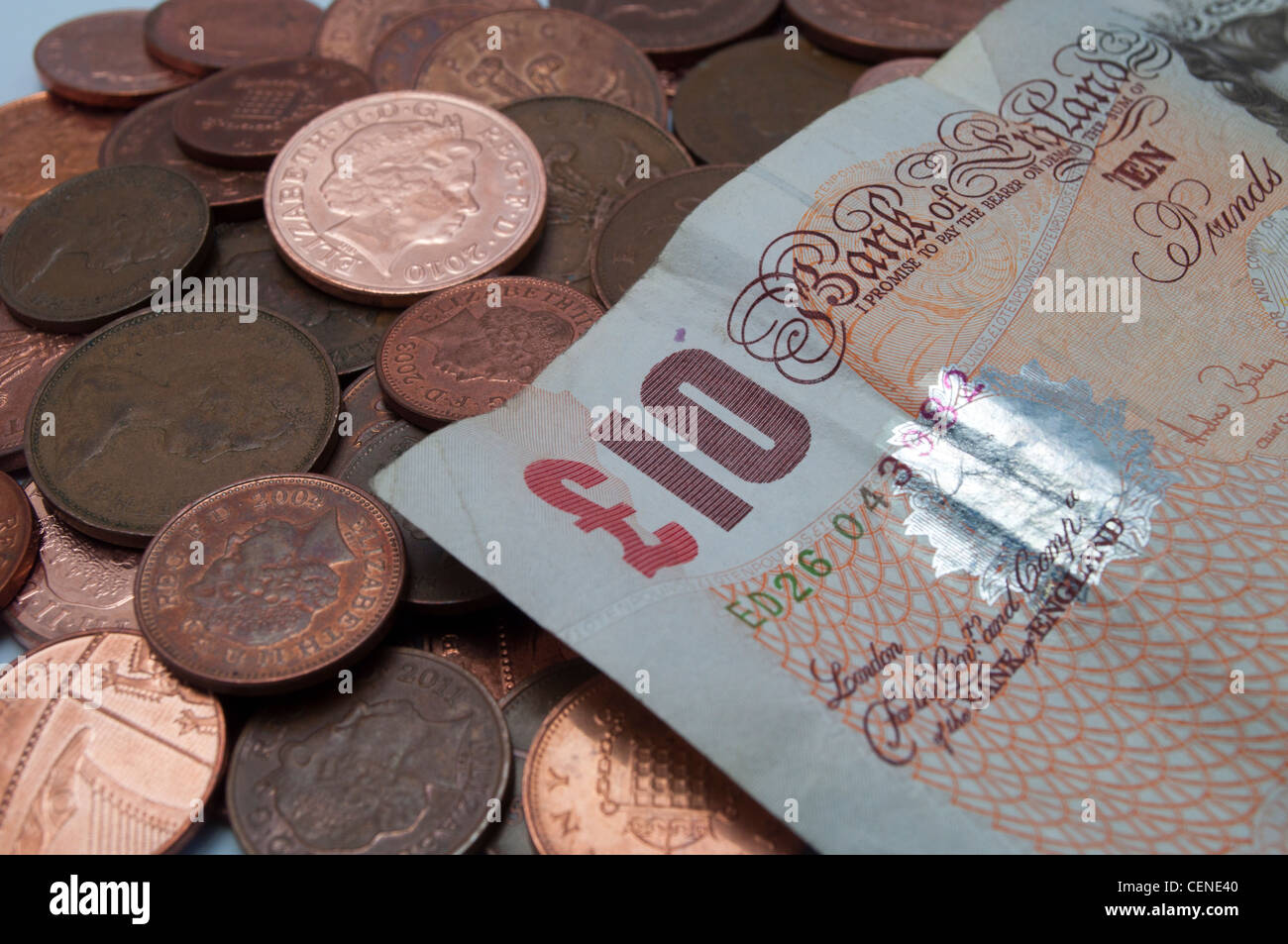 Haufen Geld UK, darunter zehn-Pfund-Note und eins und zwei-Cent-Stücke Stockfoto