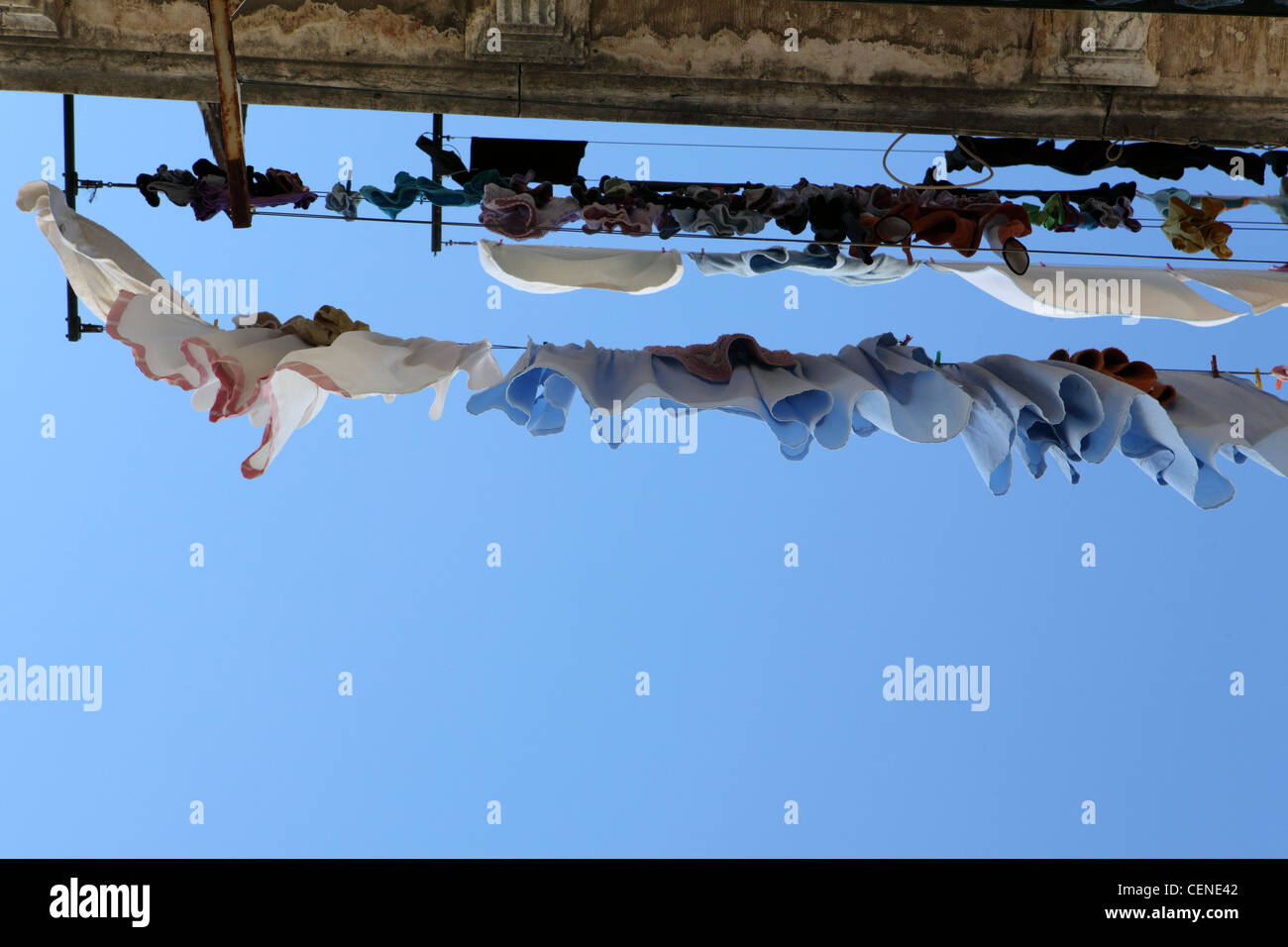 Wäscheleine mit Klamotten drauf, Wäscherei, Blick zum blauen Himmel, Lissabon, Portugal Stockfoto