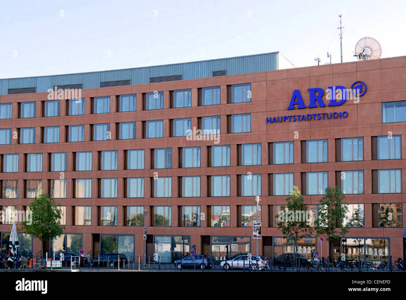 Hauptstadt-Studio des Teams der deutschen Rundfunkanstalten ARD am Reichstagsufer in Berlin. Stockfoto