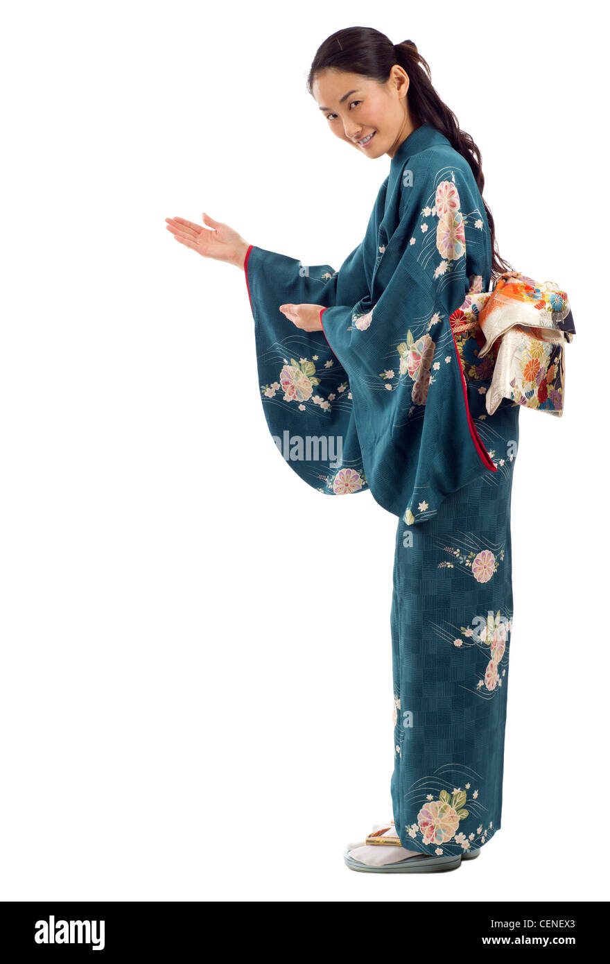 Japanische Kimono Frau etwas isoliert auf einem weißen Hintergrund, viel Exemplar Stockfoto