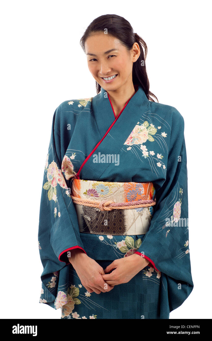 Lächelnde japanische Frau in traditioneller Kleidung Kimono Ganzkörperansicht Portraits isoliert auf weißem Hintergrund Stockfoto