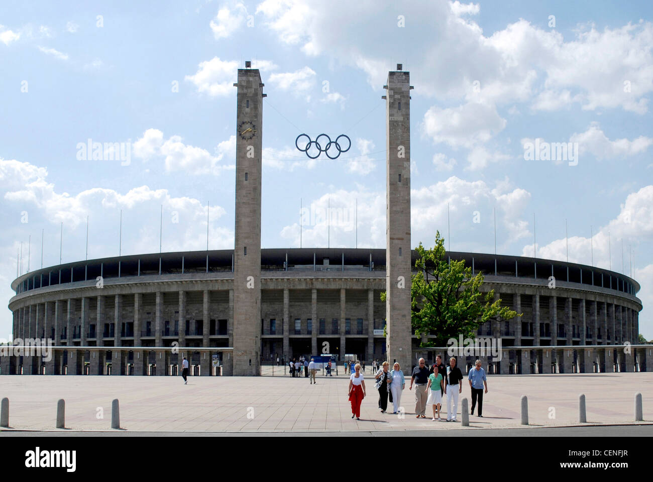 Olympiastadion in Berlin mit den Olympischen Ringen über dem Haupteingang. Stockfoto