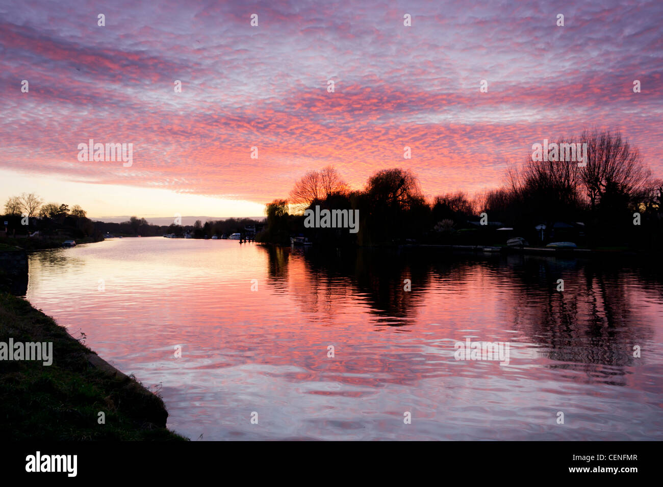 Europa, UK, England, Themse Sonnenuntergang am Walton on Thames Stockfoto