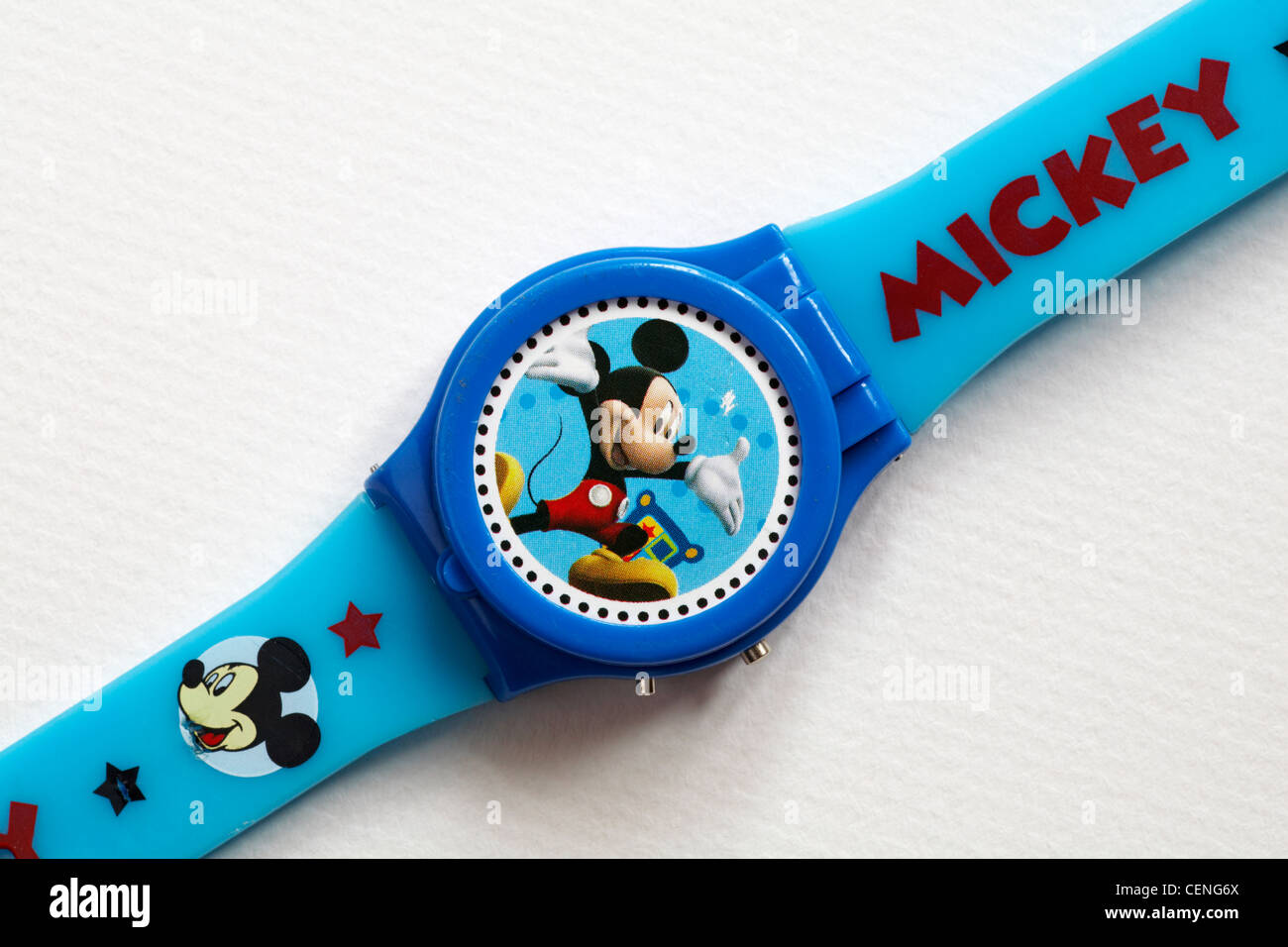 Mickey-Mouse Uhr auf weißem Hintergrund Stockfoto